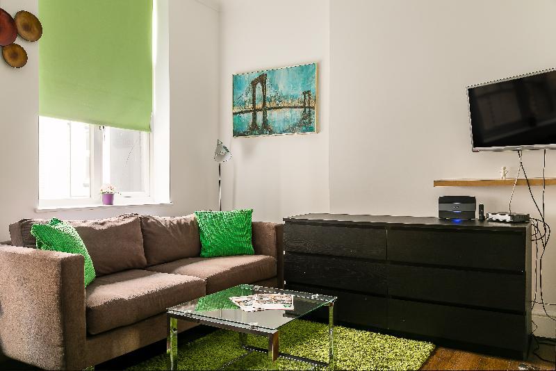 Cosy green 1-bedroom apartment - image 5