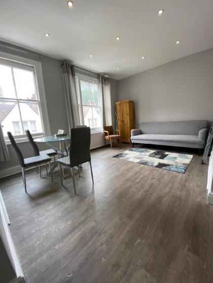 LOVELY 3 BEDROOM FLAT LOCATED IN THE CITY CENTRE! - image 2