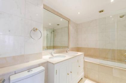 Inviting 2-Bed Apartment in London - image 10