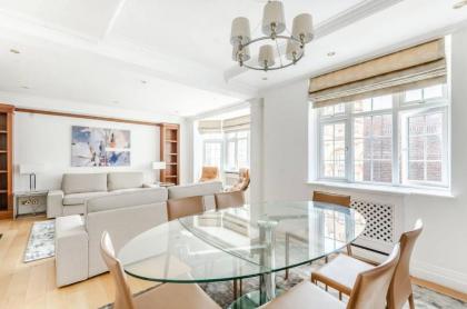 Inviting 2-Bed Apartment in London - image 13