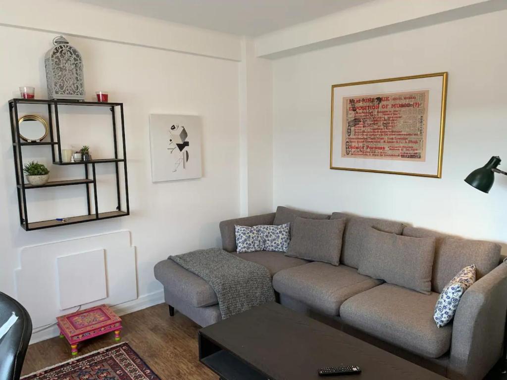 Contemporary 2 Bedroom Flat in Bayswater - main image