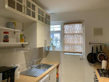 Contemporary 2 Bedroom Flat in Bayswater - image 11