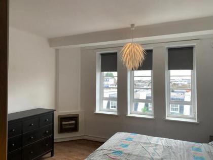 Contemporary 2 Bedroom Flat in Bayswater - image 12