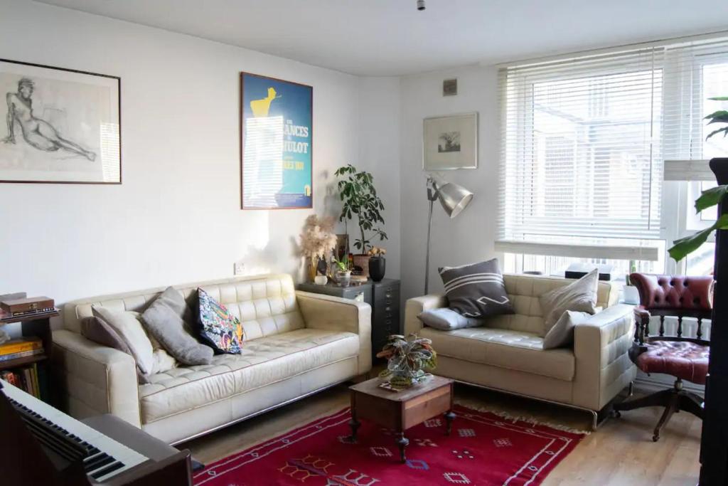 Characterful 1 Bedroom Flat Close to DLR - main image