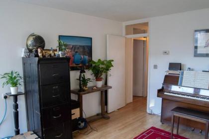 Characterful 1 Bedroom Flat Close to DLR - image 12