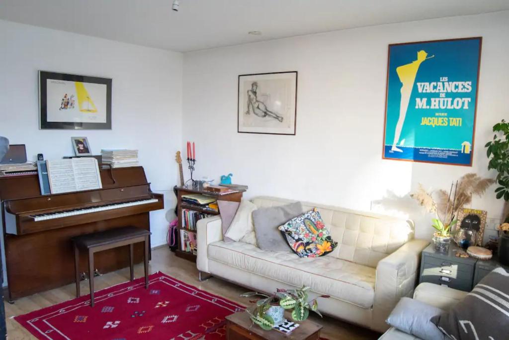 Characterful 1 Bedroom Flat Close to DLR - image 2