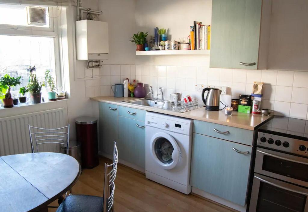 Characterful 1 Bedroom Flat Close to DLR - image 3