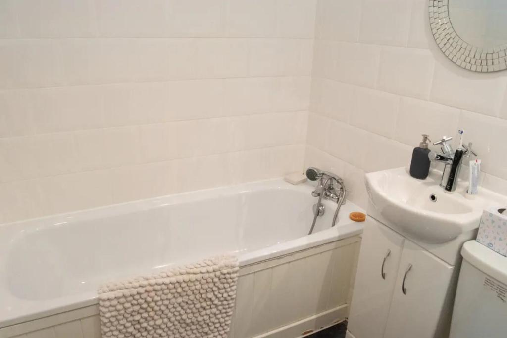 Characterful 1 Bedroom Flat Close to DLR - image 4