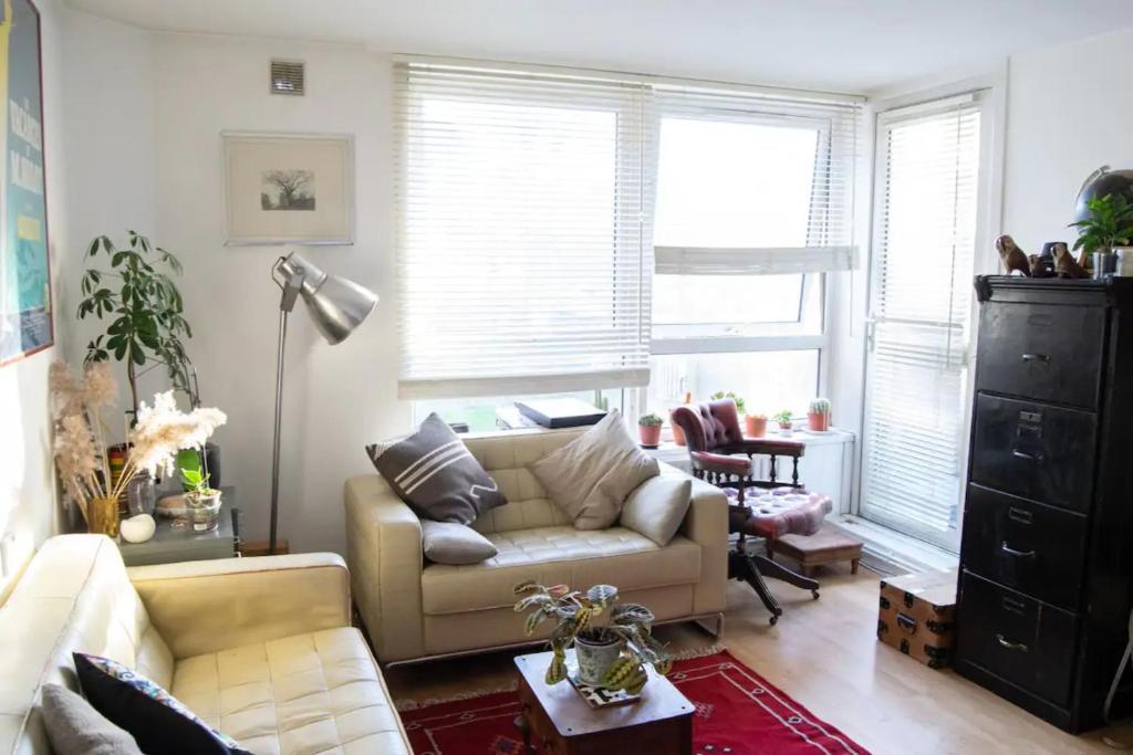 Characterful 1 Bedroom Flat Close to DLR - image 5