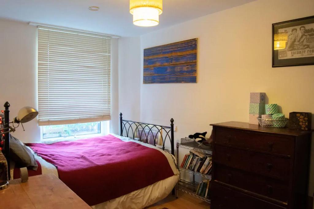 Characterful 1 Bedroom Flat Close to DLR - image 7