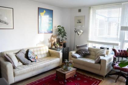 Characterful 1 Bedroom Flat Close to DLR - image 9