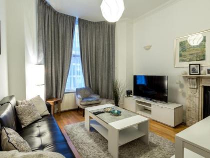 Spacious Centrally Located One Bed - image 4