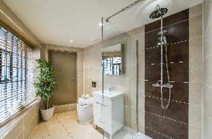 Stunning two bed stones throw to  Oxford Street - image 10