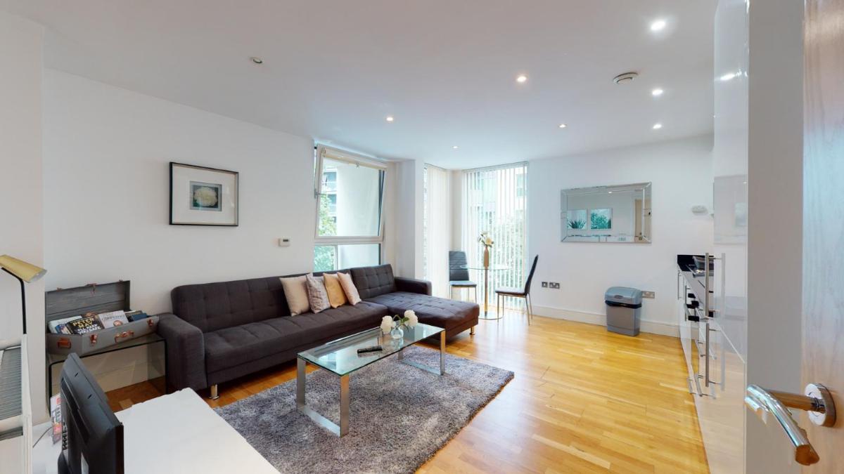 Spacious Serviced Apartments Canary Wharf - image 2