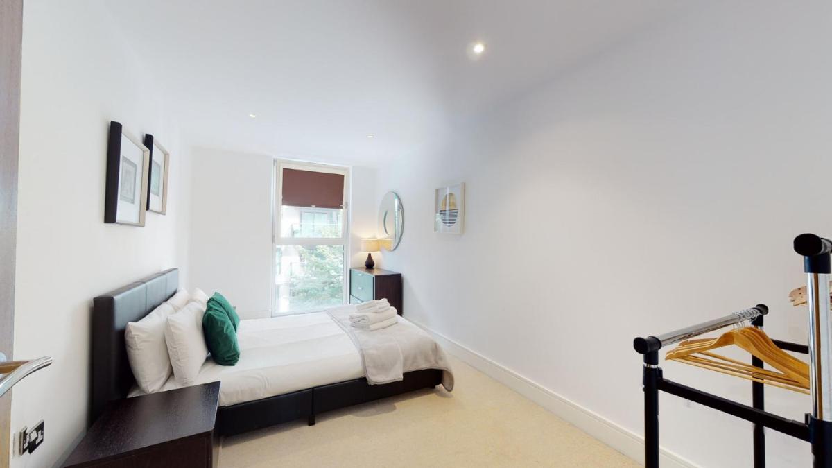 Spacious Serviced Apartments Canary Wharf - image 5