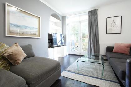 Walk to Notting Hill /Paddington 1 B/R with patio London 