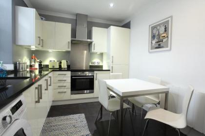 Walk to Notting Hill /Paddington 1 B/R with patio - image 12