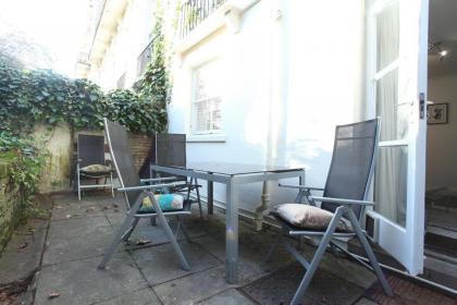 Walk to Notting Hill /Paddington 1 B/R with patio - image 18