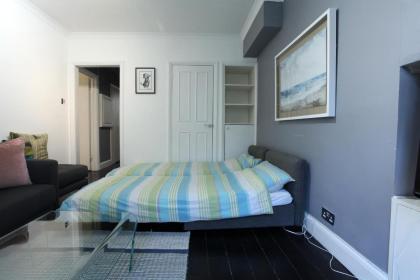 Walk to Notting Hill /Paddington 1 B/R with patio - image 7