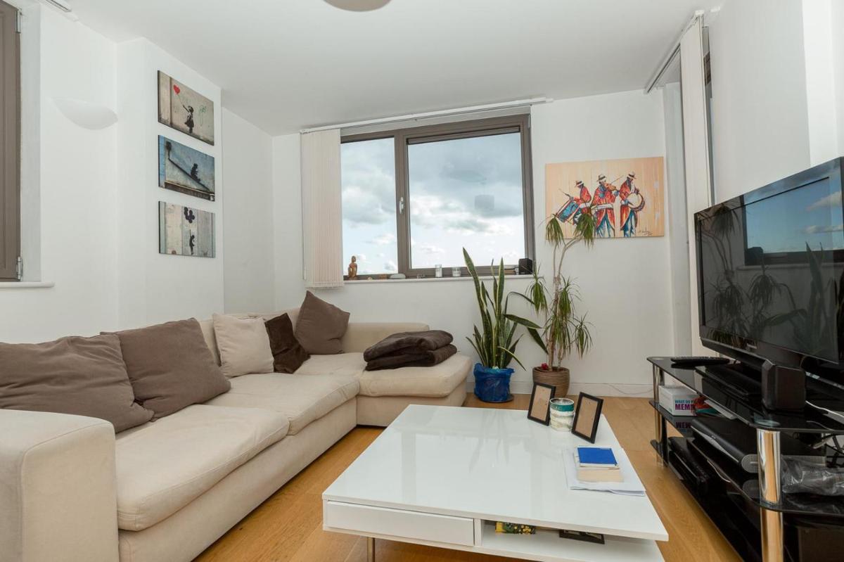 2 Bedroom East London Apartment With Amazing Views - main image