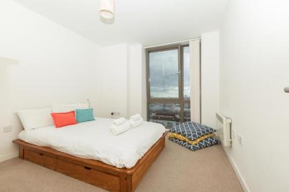 2 Bedroom East London Apartment With Amazing Views - image 15