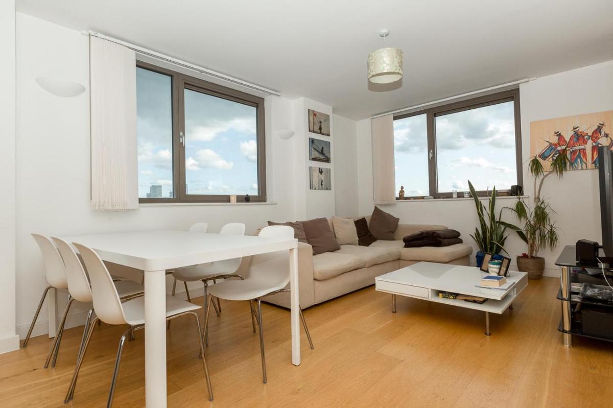 2 Bedroom East London Apartment With Amazing Views - image 3