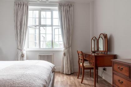 Stylish Art Deco 1 bedroom in West London - image 3