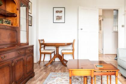 Stylish Art Deco 1 bedroom in West London - image 5