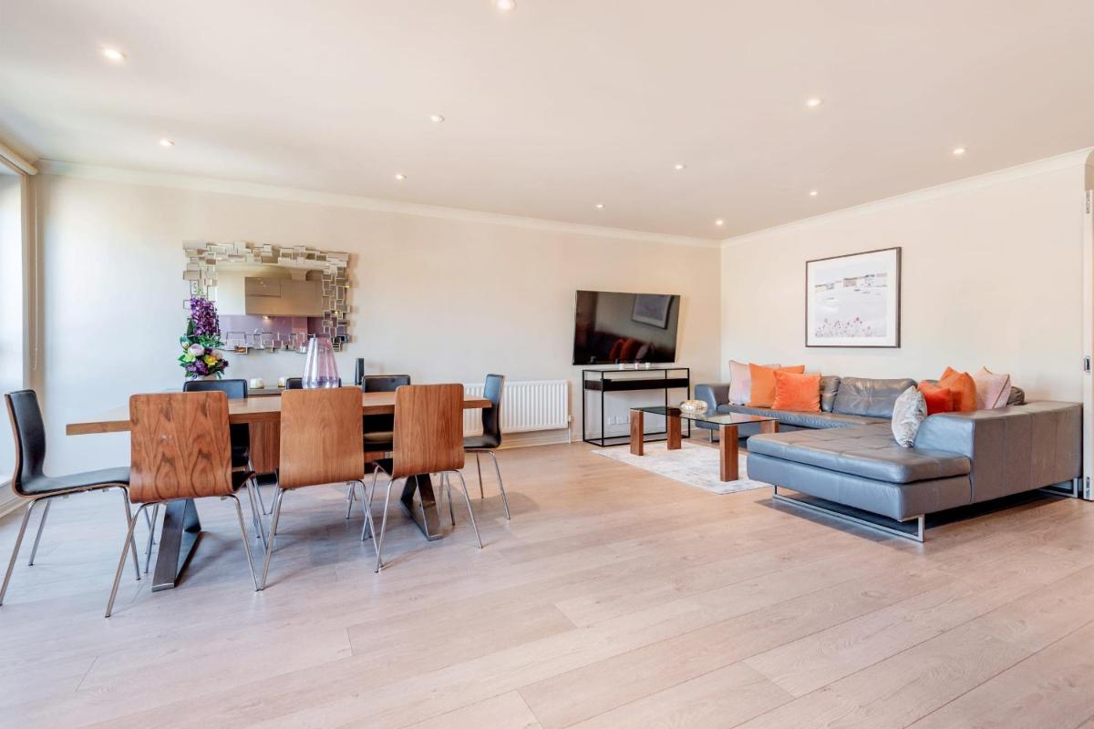 Stunning 3-bedroom in the heart of London with parking-hosted by Sweetstay - main image