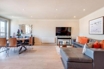 Stunning 3-bedroom in the heart of London with parking-hosted by Sweetstay - image 11