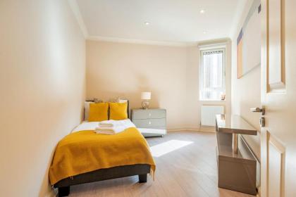 Stunning 3-bedroom in the heart of London with parking-hosted by Sweetstay - image 12