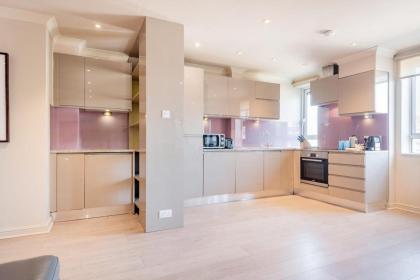 Stunning 3-bedroom in the heart of London with parking-hosted by Sweetstay - image 14