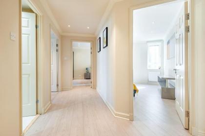 Stunning 3-bedroom in the heart of London with parking-hosted by Sweetstay - image 16