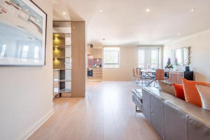 Stunning 3-bedroom in the heart of London with parking-hosted by Sweetstay - image 18