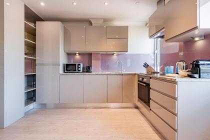 Stunning 3-bedroom in the heart of London with parking-hosted by Sweetstay - image 19