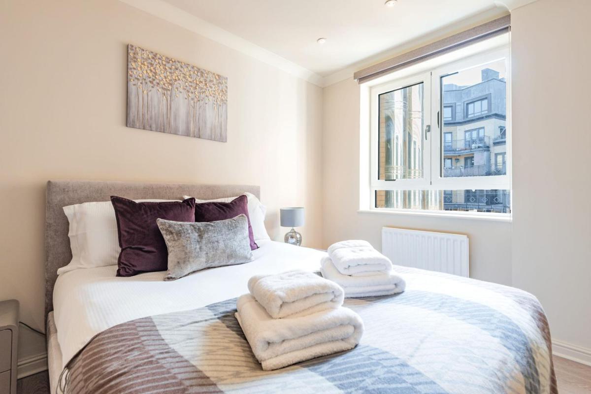 Stunning 3-bedroom in the heart of London with parking-hosted by Sweetstay - image 2