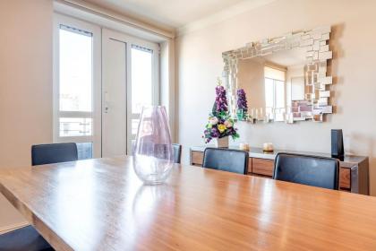 Stunning 3-bedroom in the heart of London with parking-hosted by Sweetstay - image 20