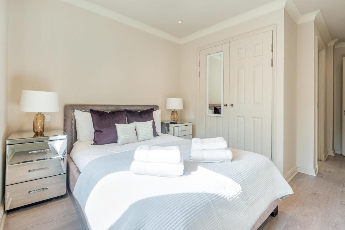 Stunning 3-bedroom in the heart of London with parking-hosted by Sweetstay - image 3