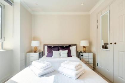 Stunning 3-bedroom in the heart of London with parking-hosted by Sweetstay - image 5