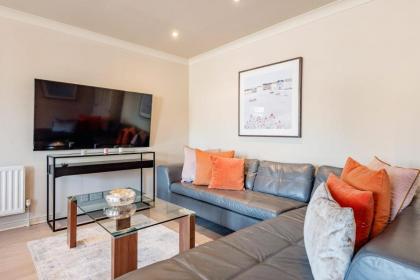 Stunning 3-bedroom in the heart of London with parking-hosted by Sweetstay - image 8