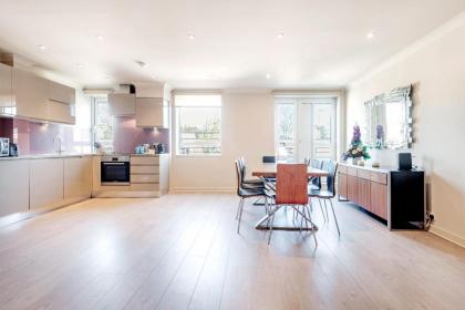 Stunning 3-bedroom in the heart of London with parking-hosted by Sweetstay - image 9