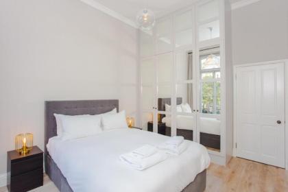 Modern & Spacious 1 Bedroom Apartment in London - image 3