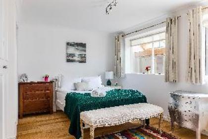 Duplex apartment with patio in Marylebone - image 14