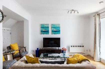 Duplex apartment with patio in Marylebone - image 2