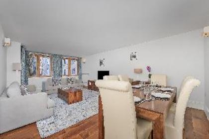 Spacious 3 bedroom apartment with terrace - image 2