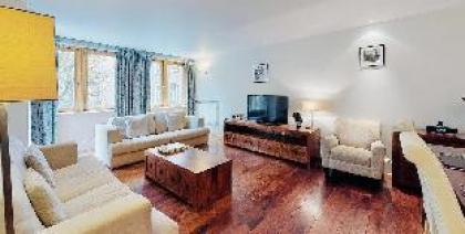 Spacious 3 bedroom apartment with terrace - image 4