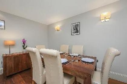 Spacious 3 bedroom apartment with terrace - image 6