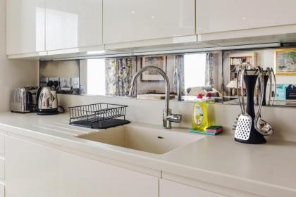 Beautiful 2 Bedroom 2 Bath Flat in South Kensington - image 18