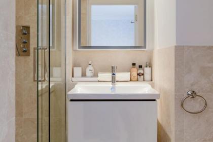 Beautiful 2 Bedroom 2 Bath Flat in South Kensington - image 5