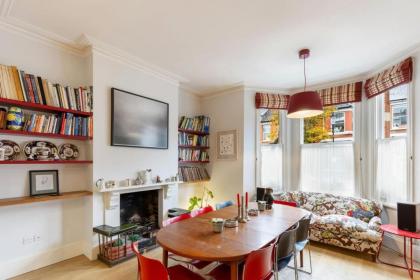 Lovely 4-Bedroom House near Portobello - image 10